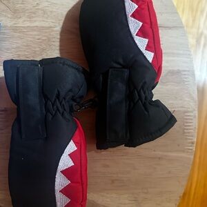Black and Red Mittens with Zigzag Shark teeth design